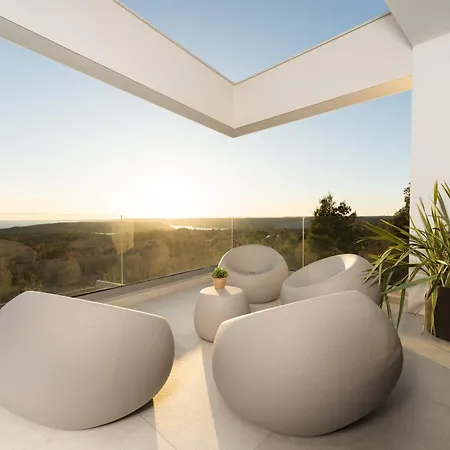Design Diagonal - Tranquil Sea View Escape *