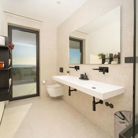 Design Diagonal - Tranquil Sea View Escape *