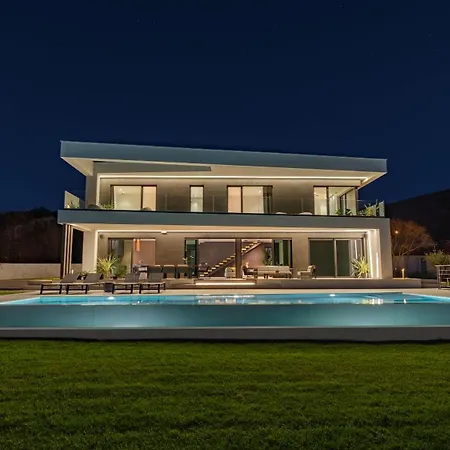 Design Diagonal - Tranquil Sea View Escape *