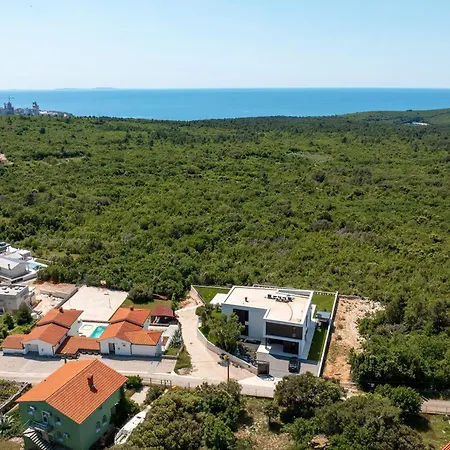 Design Diagonal - Tranquil Sea View Escape