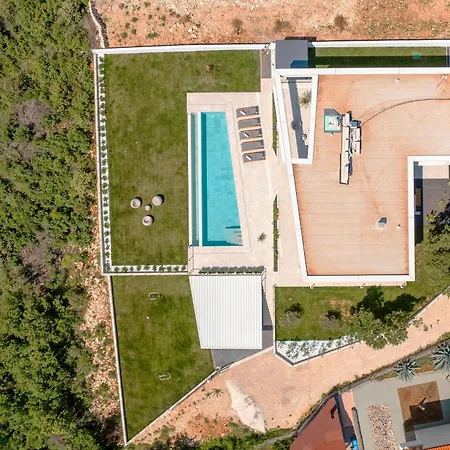 Design Diagonal - Tranquil Sea View Escape Ferienhaus