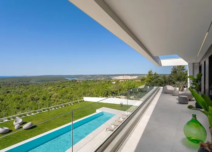 Design Diagonal - Tranquil Sea View Escape